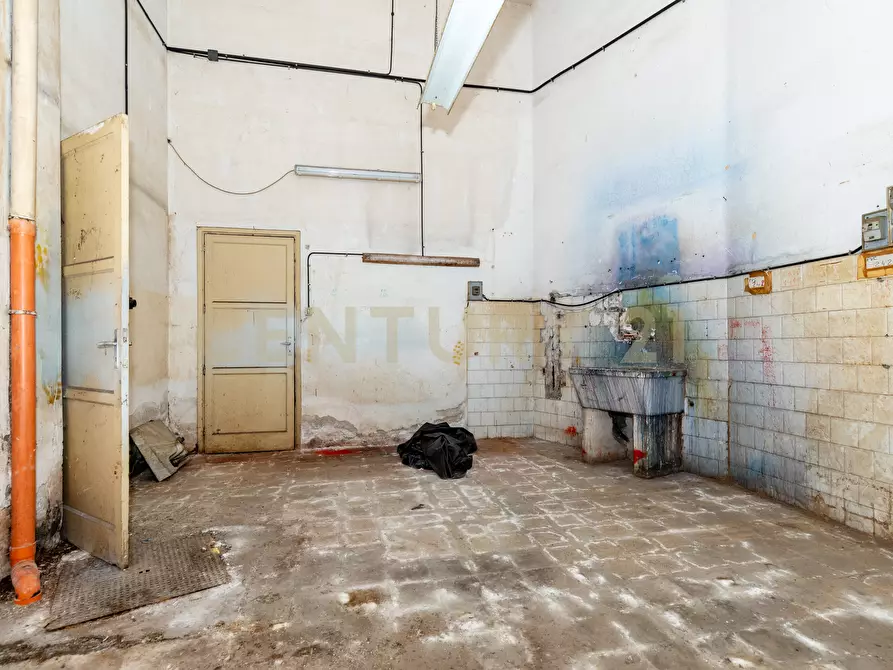 Immagine 41 di Locale commerciale in vendita  in Viale Mario Rapisardi 186 a Catania