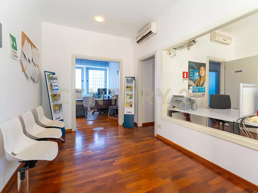 Immagine 8 di Pentalocale in vendita  in Corso Sicilia 64 a Catania