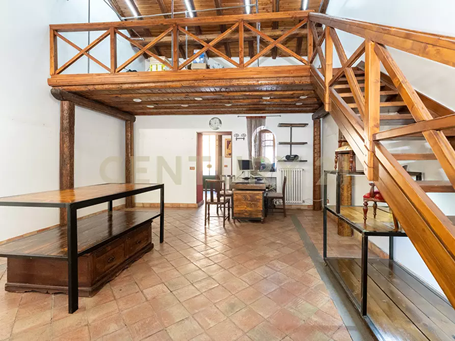 Immagine 15 di Locale commerciale in affitto  in Via Etnea 90 a Mascalucia