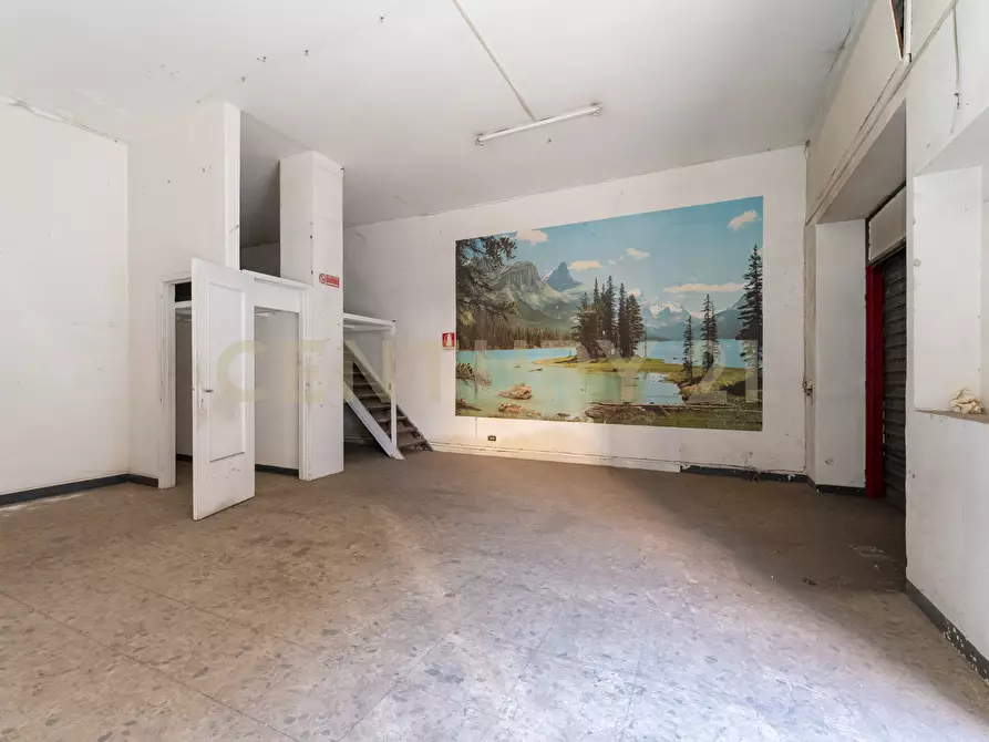 Immagine 10 di Locale commerciale in vendita  in Via Bronte 2 a Catania