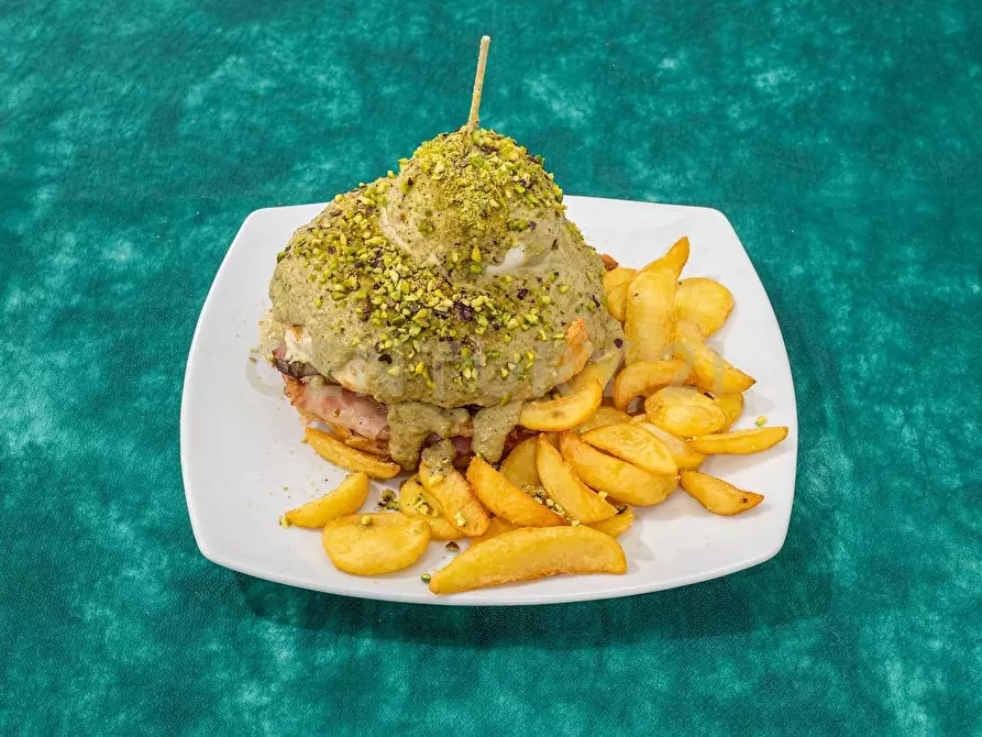 Immagine 13 di Pizzeria / Pub in vendita  in Piazza Don Diego snc a Pedara