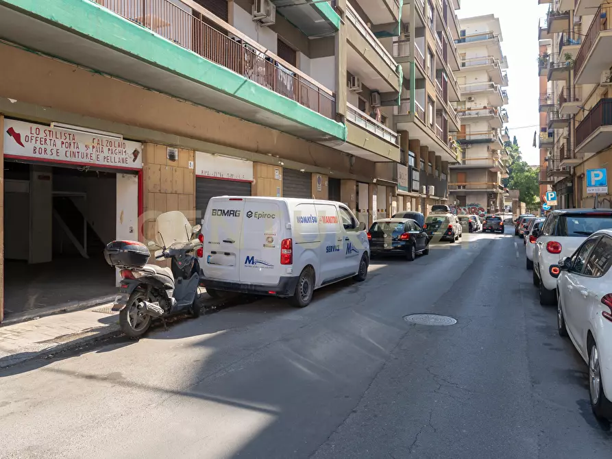Immagine 21 di Locale commerciale in vendita  in Via Bronte 2 a Catania
