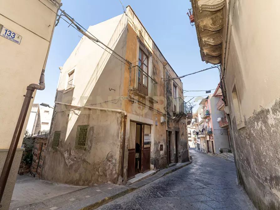 Immagine 1 di Casa indipendente in vendita  in Via XX Settembre 153 a Motta Sant'anastasia