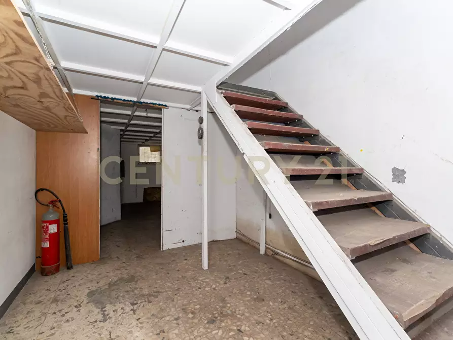 Immagine 16 di Locale commerciale in vendita  in Via Bronte 2 a Catania