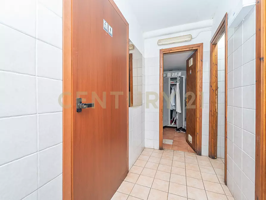 Immagine 12 di Locale commerciale in vendita  in Via Nemorense 17 a Nemi