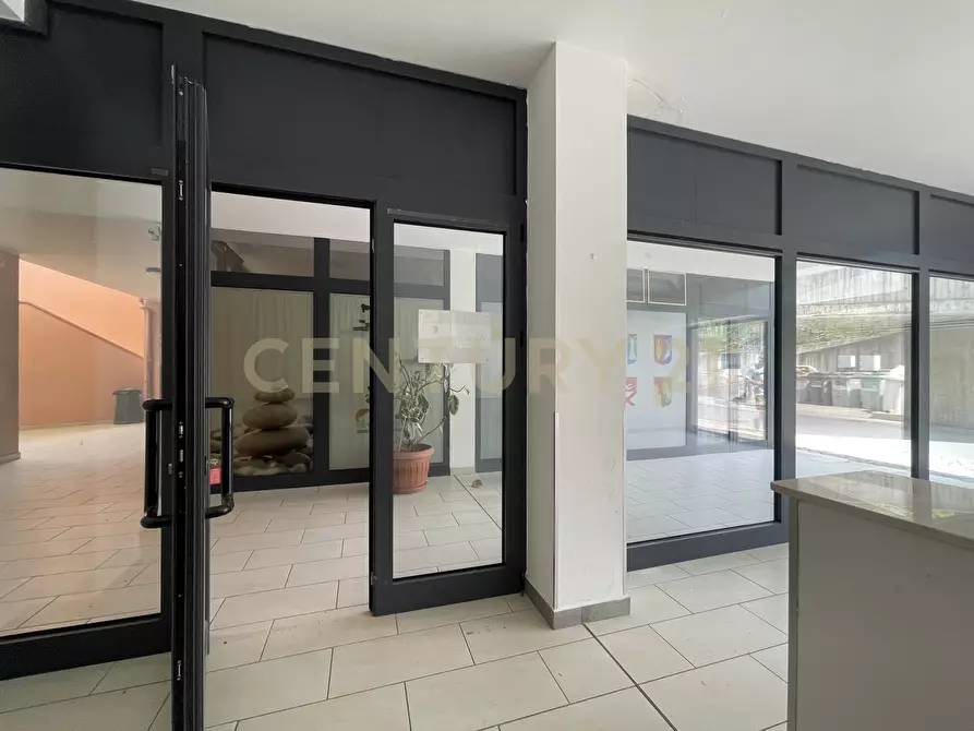 Immagine 19 di Locale commerciale in vendita  in Piazza Primo Wongher 17 a Monte Argentario