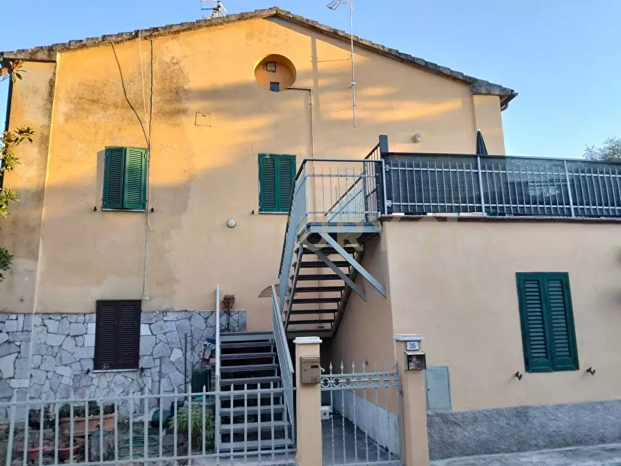 Immagine 1 di Trilocale in vendita  in Largo Centurie 26 a Roccastrada