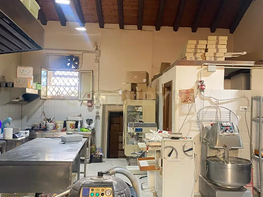 Immagine 21 di Locale commerciale in vendita  in via zia lisa 181 a Catania