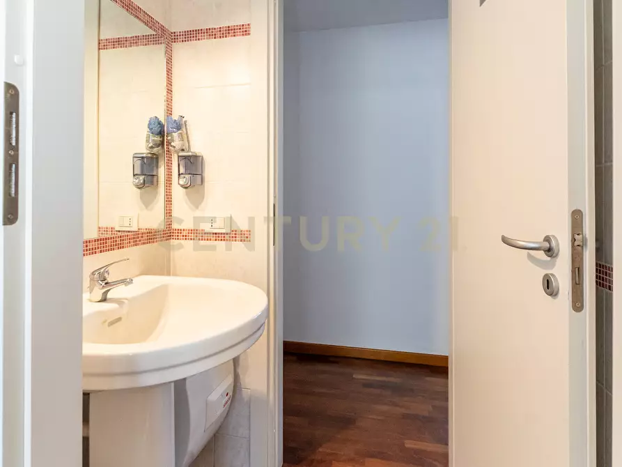 Immagine 34 di Pentalocale in vendita  in Corso Sicilia 64 a Catania