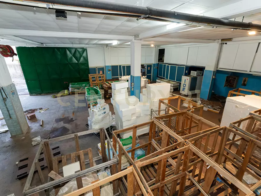 Immagine 80 di Showroom in vendita  in Via delle Scuole 1 a Aci Castello