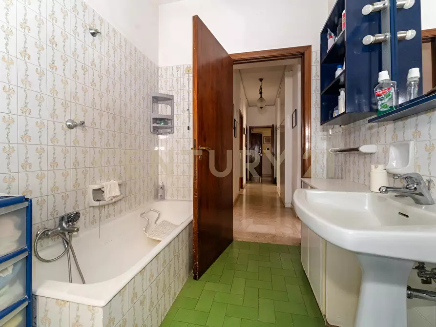 Immagine 34 di Pentalocale in vendita  in Via Fratelli Bandiera 13 a Gravina Di Catania