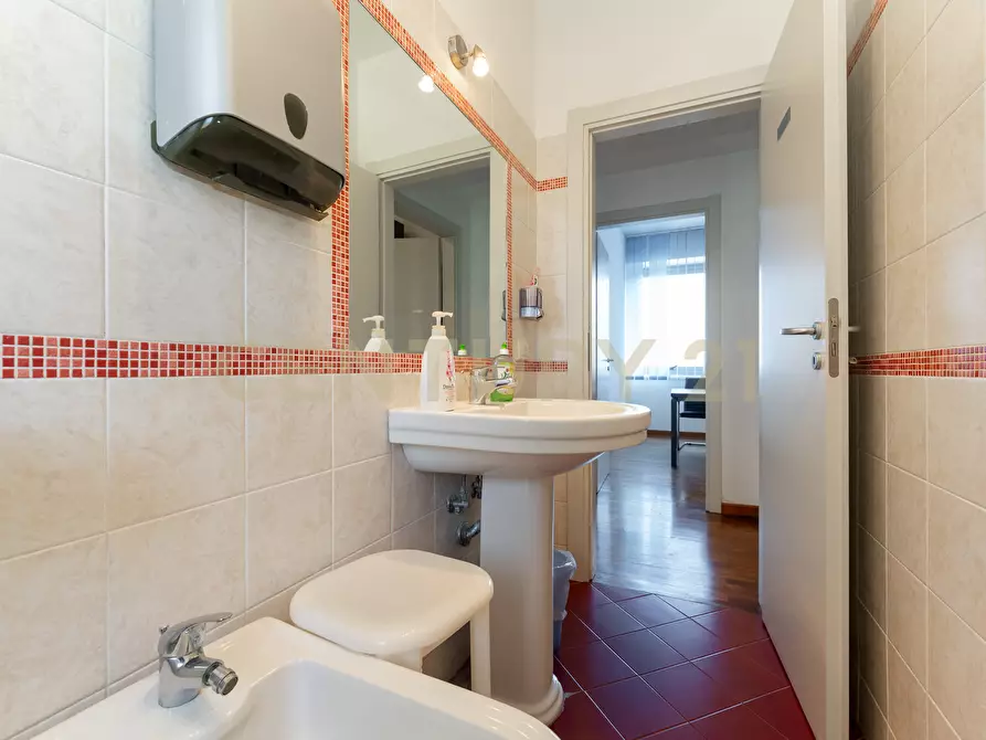 Immagine 46 di Pentalocale in vendita  in Corso Sicilia 64 a Catania