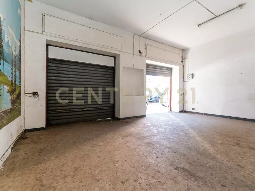 Immagine 15 di Locale commerciale in vendita  in Via Bronte 2 a Catania
