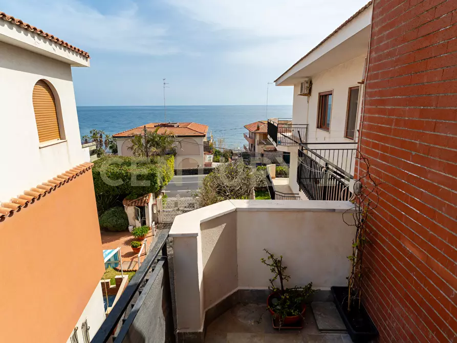 Immagine 1 di Trilocale in vendita  in Via Livorno 101 a Aci Castello