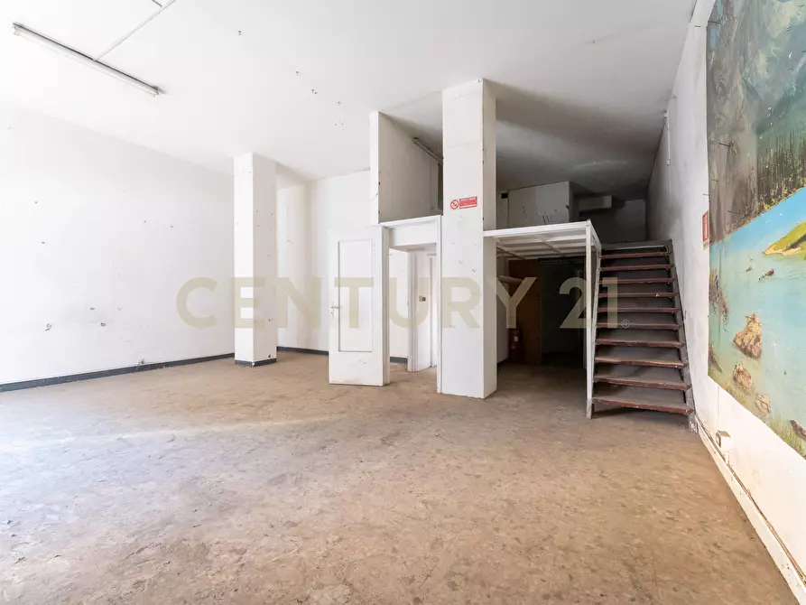 Immagine 26 di Locale commerciale in vendita  in Via Bronte 2 a Catania