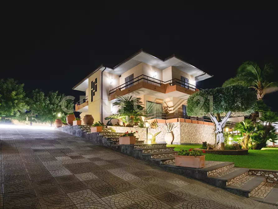 Immagine 1 di Villa in vendita  in Via Salemi 19 a Mascalucia