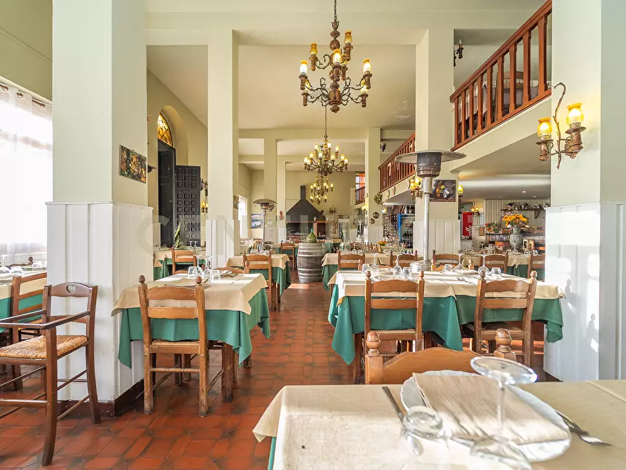 Immagine 3 di Locale commerciale in vendita  in Via Nemorense 17 a Nemi