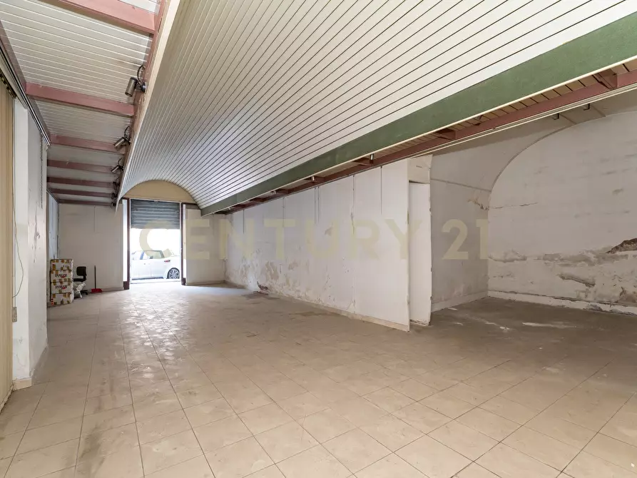 Immagine 29 di Locale commerciale in vendita  in Piazza Manganelli 15 a Catania