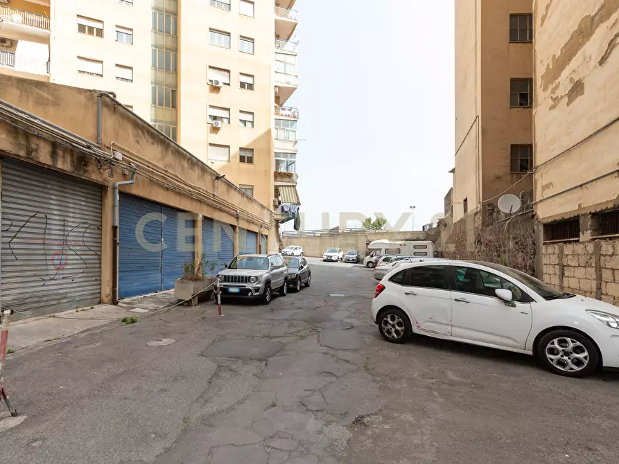 Immagine 6 di Locale commerciale in vendita  in Viale Mario Rapisardi 186 a Catania