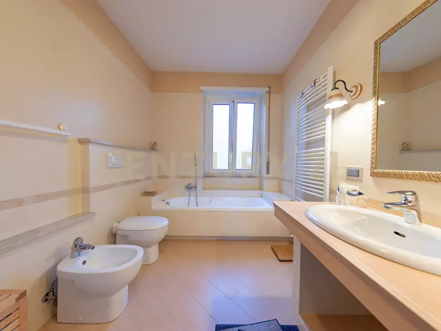 Immagine 30 di Quadrilocale in vendita  in Viale Ippocrate 116 a Roma