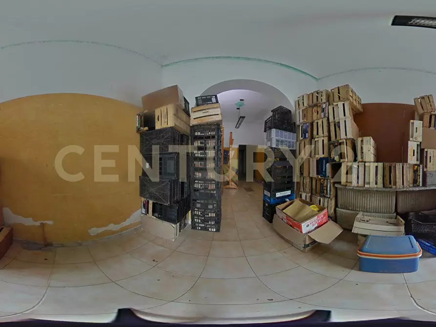 Immagine 30 di Locale commerciale in vendita  in Via IV Novembre 13 a Adrano