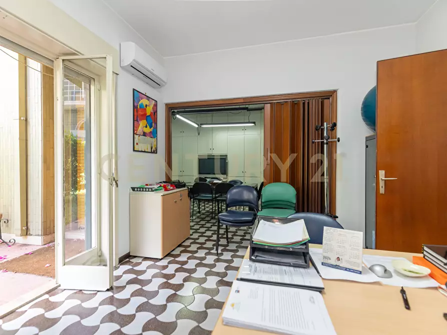 Immagine 12 di Pentalocale in vendita  in Via Grazia Deledda 2 a Catania