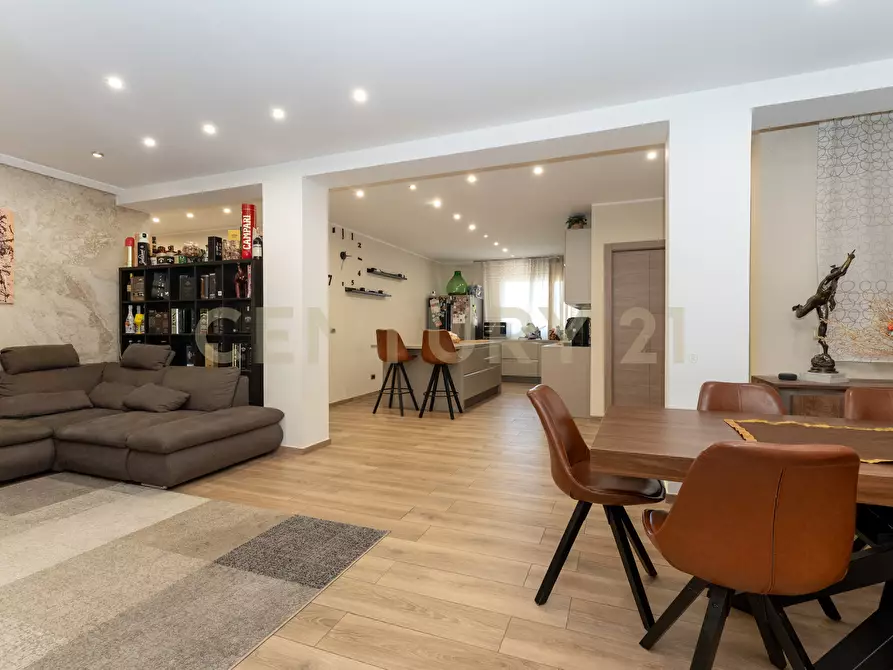 Immagine 30 di Pentalocale in vendita  in Via Lo Jacono Francesco 53 a Sant'agata Li Battiati