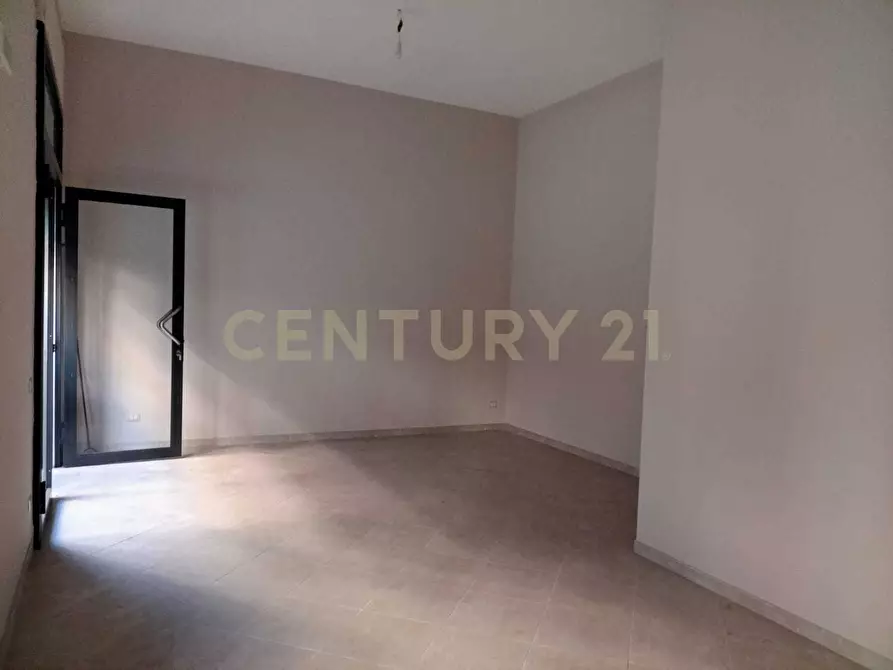 Immagine 10 di Locale commerciale in affitto  in Via Vittorio Emanuele 72 a Aci Catena