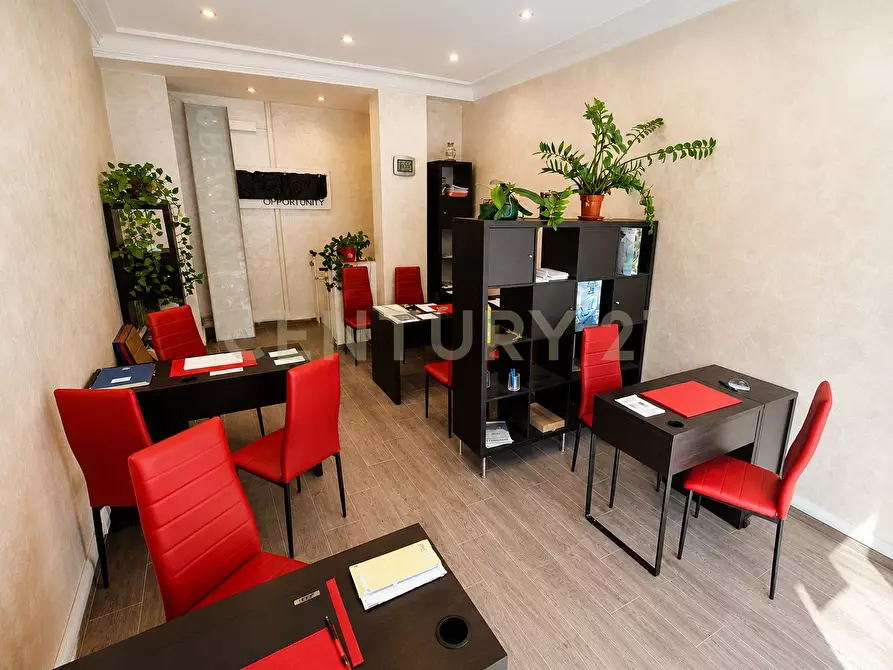 Immagine 1 di Attività commerciale in vendita  in Via Val Chisone 24 a Roma