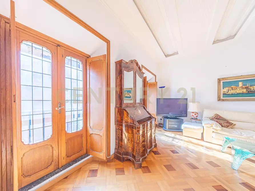 Immagine 12 di Pentalocale in vendita  in Via della Croce 71 a Roma