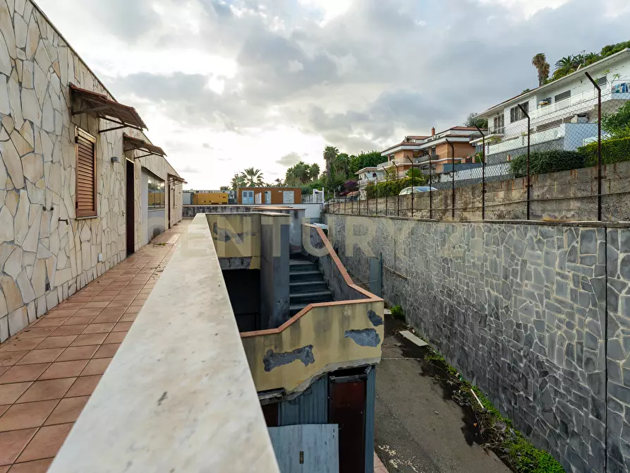 Immagine 22 di Showroom in vendita  in Via delle Scuole 1 a Aci Castello