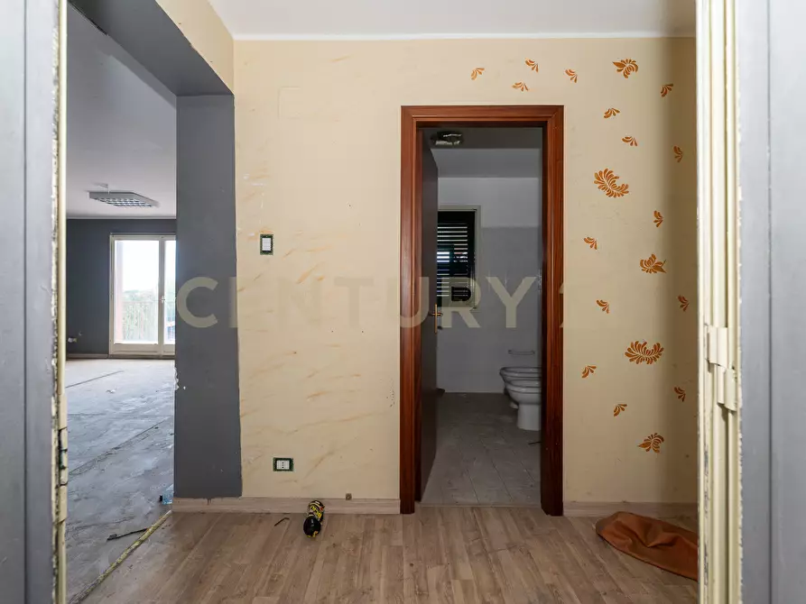 Immagine 42 di Showroom in vendita  in Via delle Scuole 1 a Aci Castello