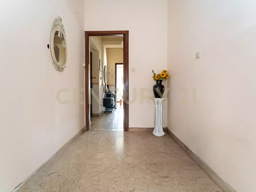 Immagine 23 di Pentalocale in vendita  in Via Fratelli Bandiera 13 a Gravina Di Catania