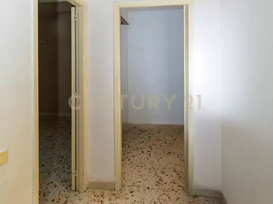 Immagine 37 di Pentalocale in vendita  in Via Due Obelischi 48 a Gravina Di Catania