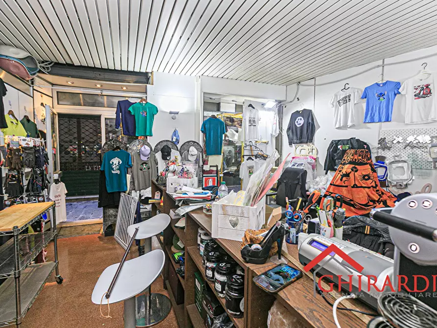 Immagine 6 di Attività commerciale in vendita  in VICO CAMPETTO 3/5 R a Genova