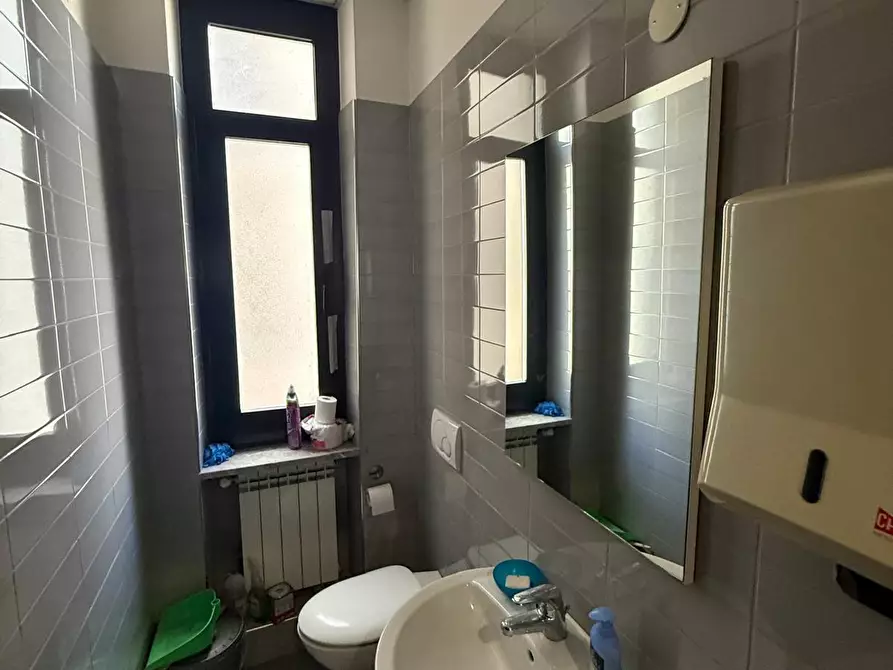 Immagine 10 di Ufficio in vendita  in Piazza Dante 10 a Genova
