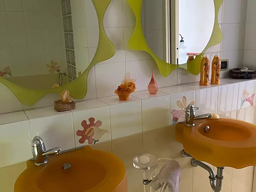 Immagine 12 di Villa in vendita  a Livorno