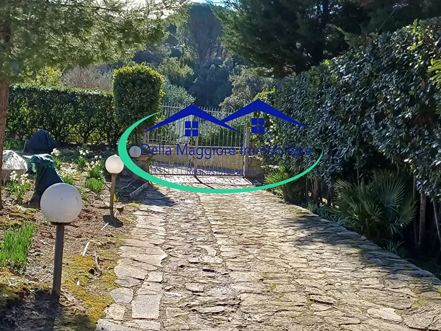 Immagine 35 di Villa in vendita  in via di montenero a Livorno