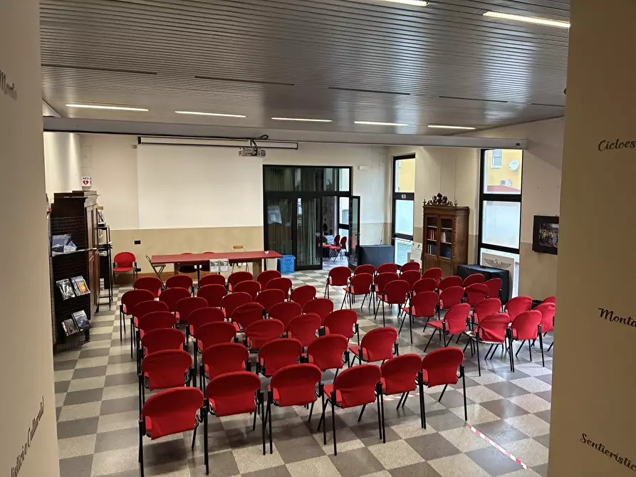 Immagine 5 di Showroom in vendita  a Parma