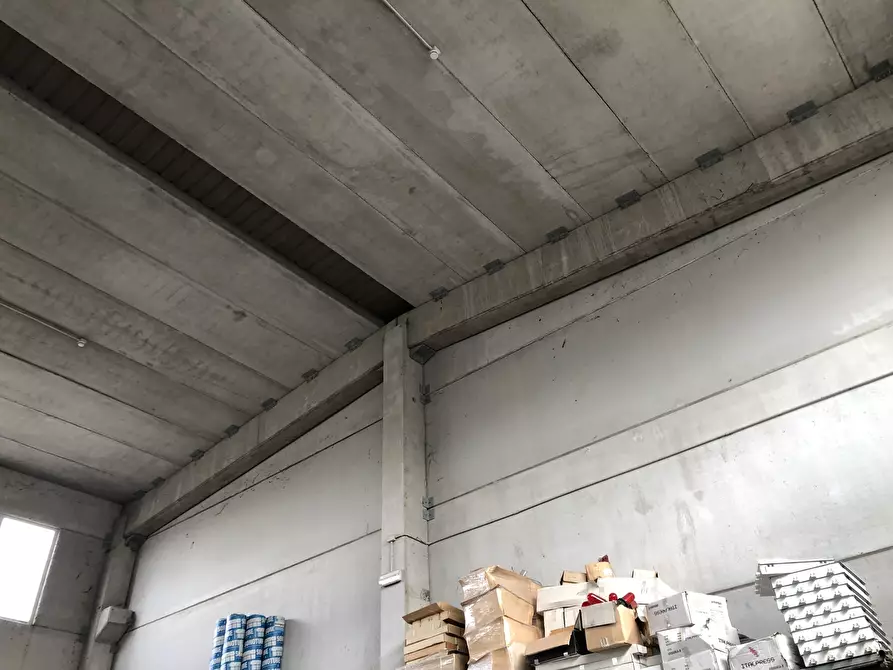 Immagine 4 di Attività artigianale in vendita  a Parma