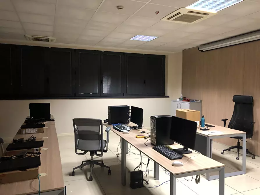 Immagine 4 di Ufficio in affitto  a Parma