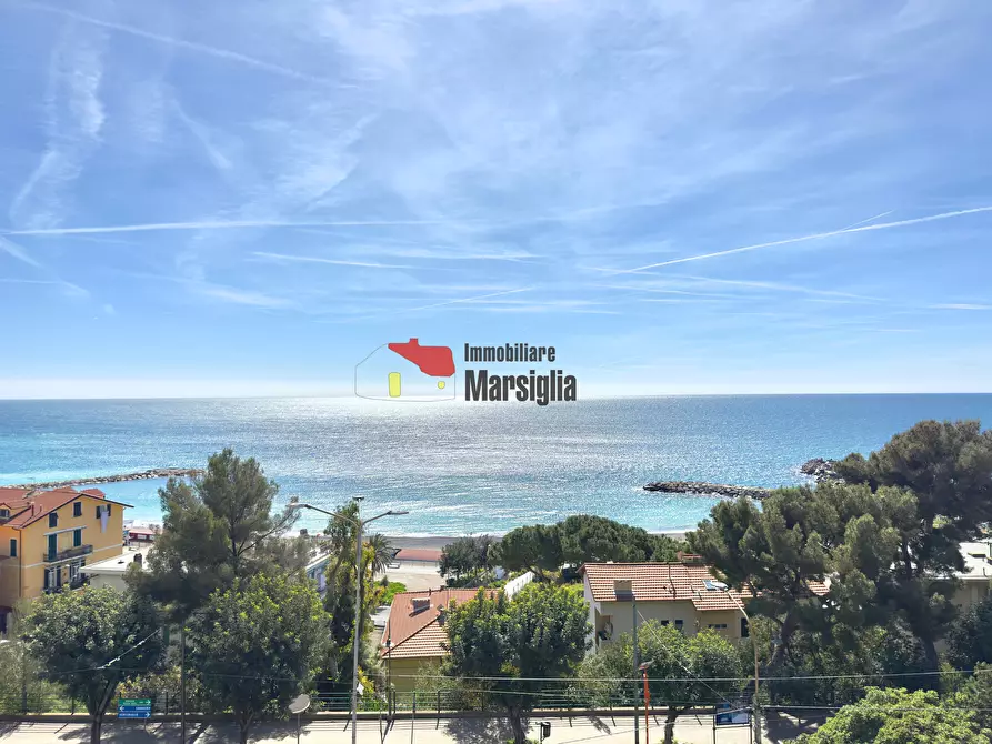 Immagine 1 di Quadrilocale in vendita  in Corso Marconi 1 a Ospedaletti