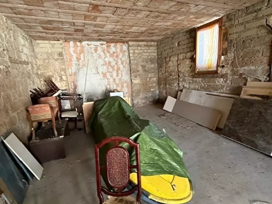 Immagine 12 di Magazzino in vendita  in Viale Guglielmo Marconi 229 a Anzio