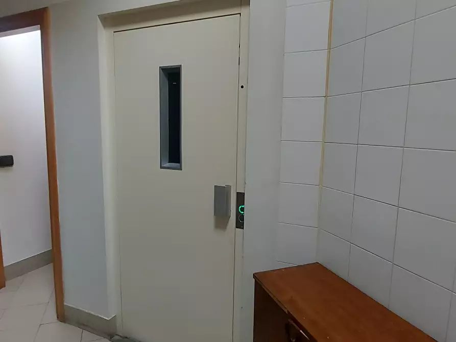 Immagine 25 di Locale commerciale in vendita  in Viale Porta Pia 5 a Brindisi