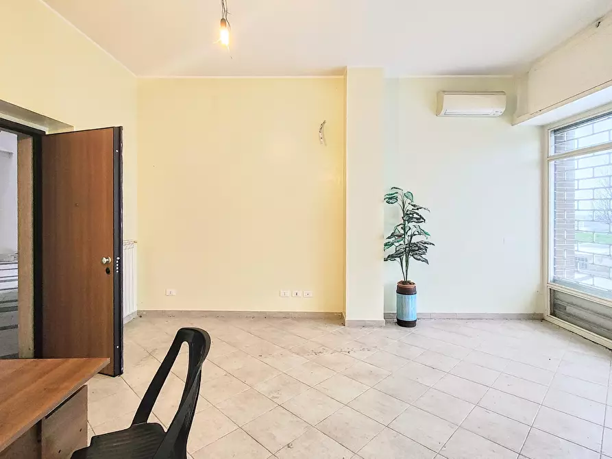 Immagine 6 di Locale commerciale in vendita  in Via alberto giolitti 53 a Roma