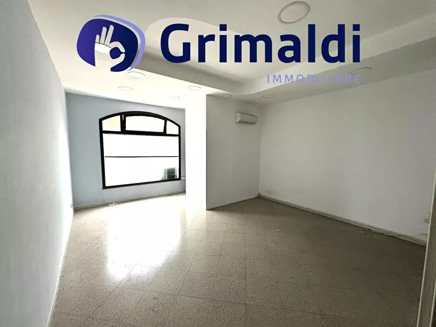 Immagine 10 di Ufficio in affitto  a Napoli