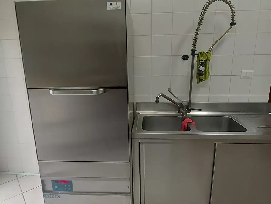 Immagine 41 di Locale commerciale in vendita  in Viale Porta Pia 5 a Brindisi