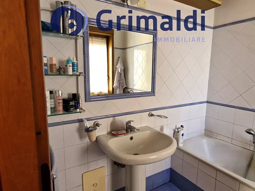 Immagine 18 di Pentalocale in vendita  in Via Giuseppe Orsi 6 a Napoli