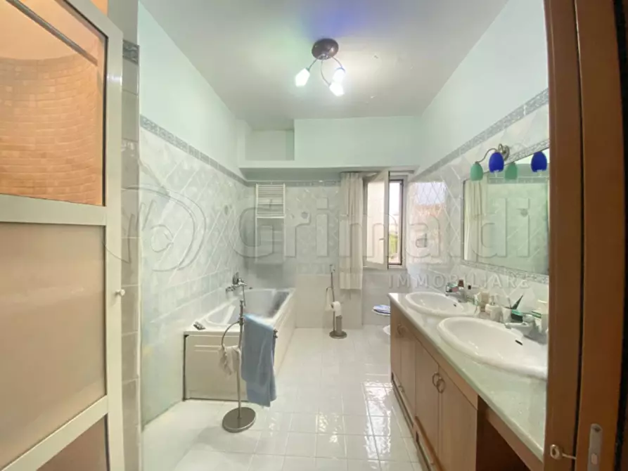 Immagine 10 di Quadrilocale in vendita  a Giugliano In Campania