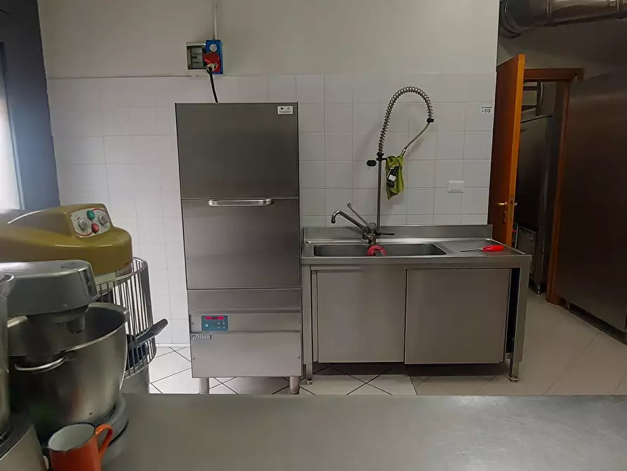 Immagine 34 di Locale commerciale in vendita  in Viale Porta Pia 5 a Brindisi